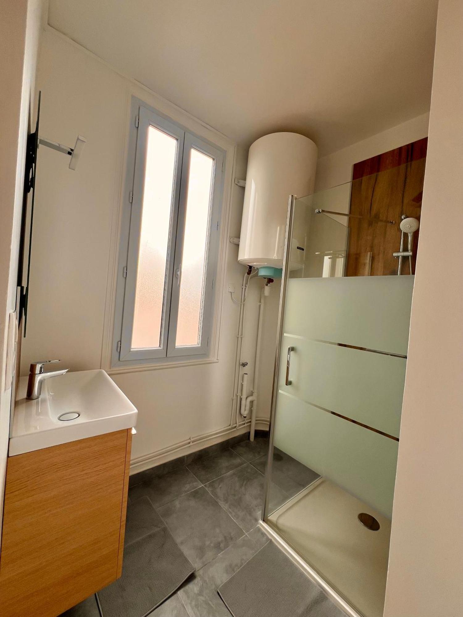 Studio 4 Pers Face Gare Sncf Appart Hotel Le Cygne D4 Bourges Zewnętrze zdjęcie