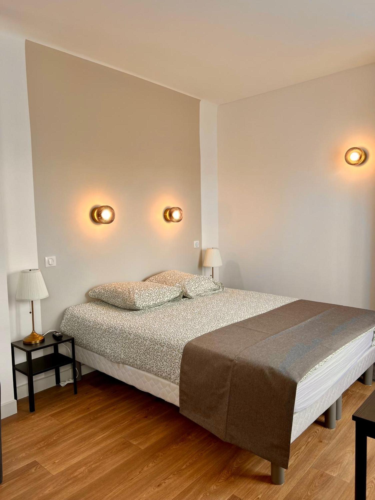 Studio 4 Pers Face Gare Sncf Appart Hotel Le Cygne D4 Bourges Zewnętrze zdjęcie