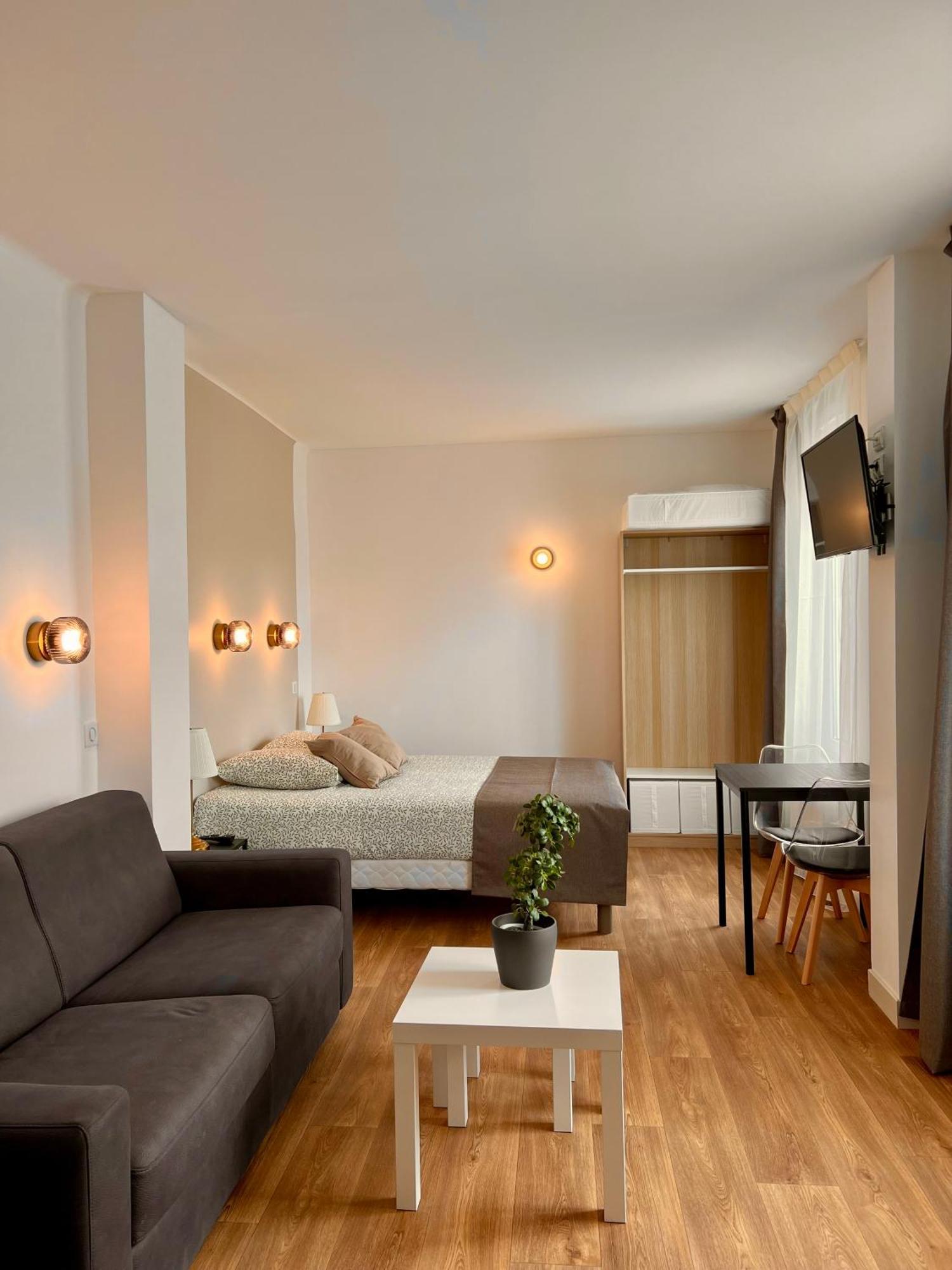 Studio 4 Pers Face Gare Sncf Appart Hotel Le Cygne D4 Bourges Zewnętrze zdjęcie